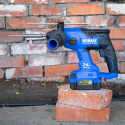 Marteau Rotatif Kobalt 24 V Max, 7/8 Po, SDS Plus, Sans Fil, Bleu Et Noir, Outil Seul Sans Batterie 7 Marteau Rotatif Kobalt 24 V Max, 7/8 Po, SDS Plus, Sans Fil, Bleu Et Noir, Outil Seul Sans Batterie -Kobalt 45595011c L